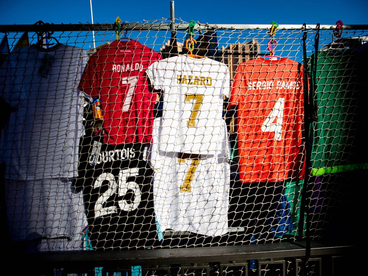 🤔👕 ¿No encuentras tu camiseta? ¡Dinos cuál estás buscando! 🔍✨